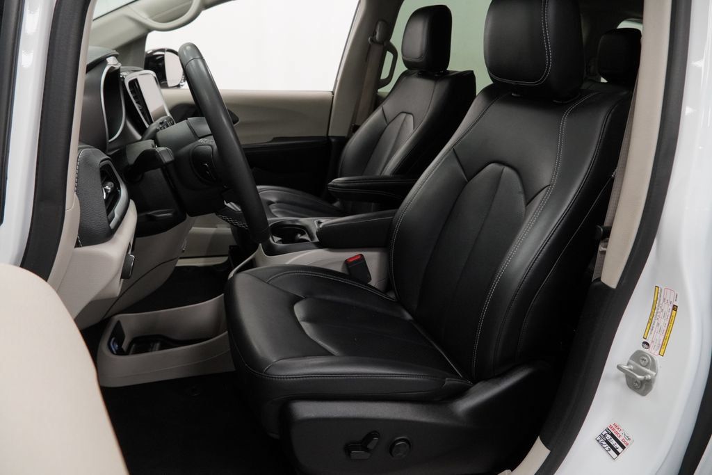 Used 2024 Chrysler Pacifica Limited FWD image 3