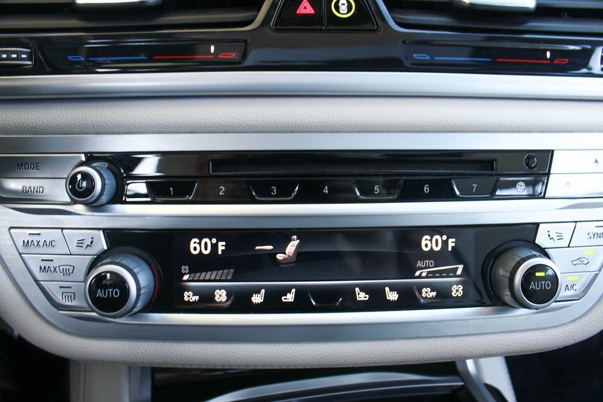Used 2019 BMW 750i RWD image 32