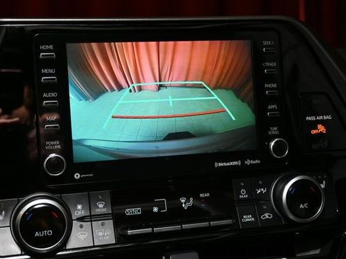 Used 2021 Toyota Highlander XLE image 19