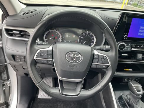 Certified 2025 Toyota Highlander XLE AWD/4WD image 12