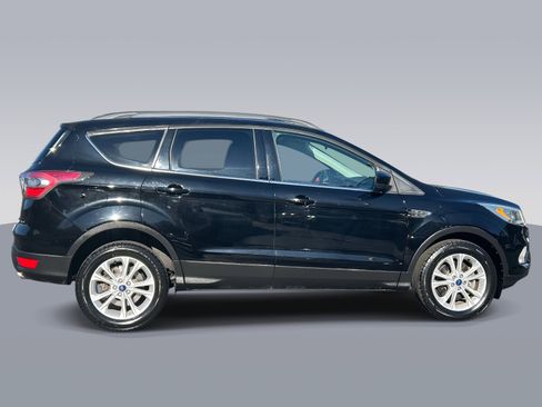 Used 2017 Ford Escape SE w/ Equipment Group 201A image 2