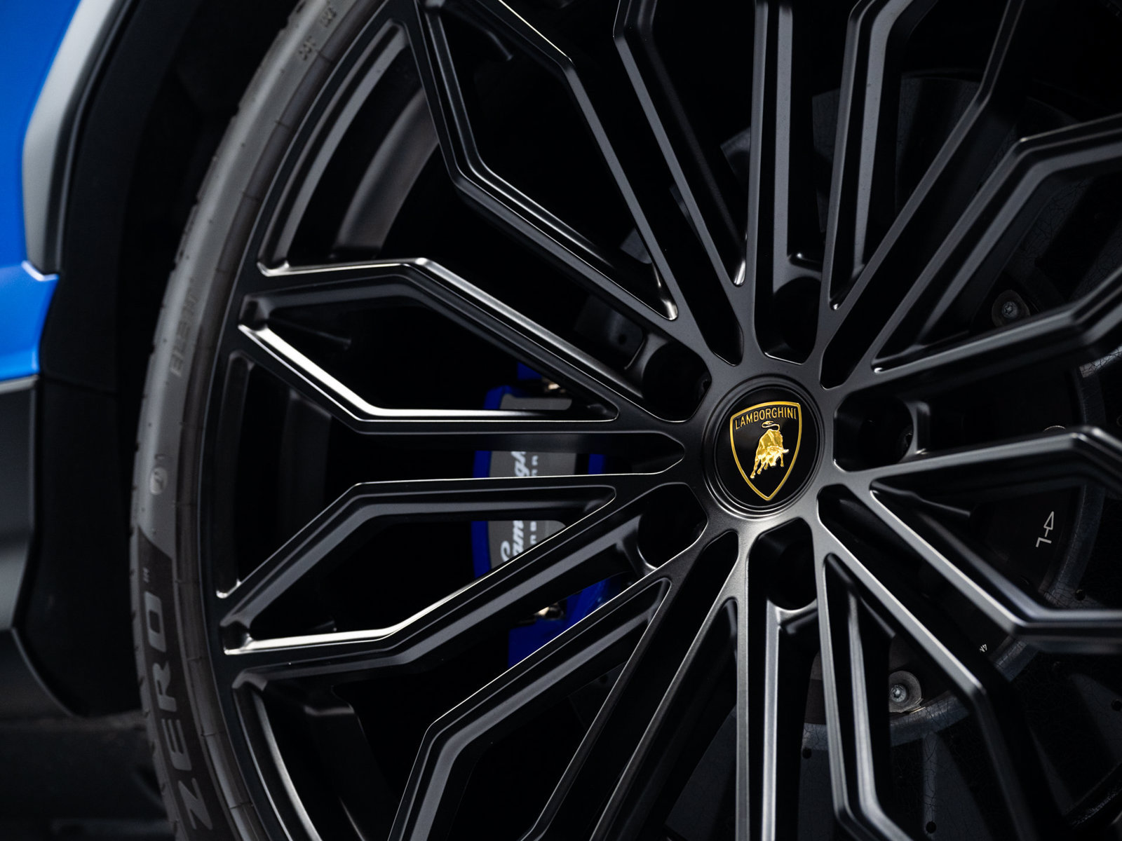 Used 2025 Lamborghini Urus SE AWD/4WD image 40