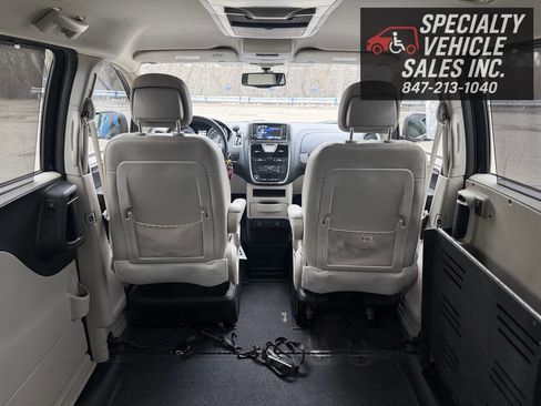 Used 2016 Chrysler Town & Country Touring image 30