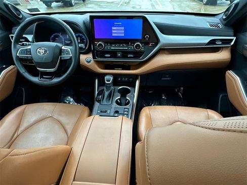 Used 2023 Toyota Highlander Platinum image 18