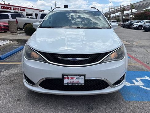 Used 2019 Chrysler Pacifica Touring-L Plus w/ Tire & Wheel Group FWD image 2