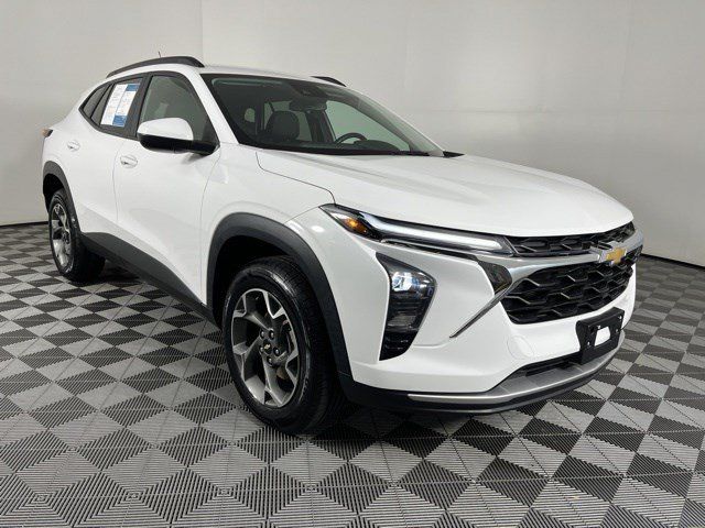 Used 2024 Chevrolet Trax LT w/ Driver Confidence Package FWD image 2