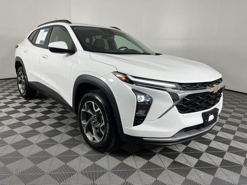 Used 2024 Chevrolet Trax LT w/ Driver Confidence Package FWD image 2