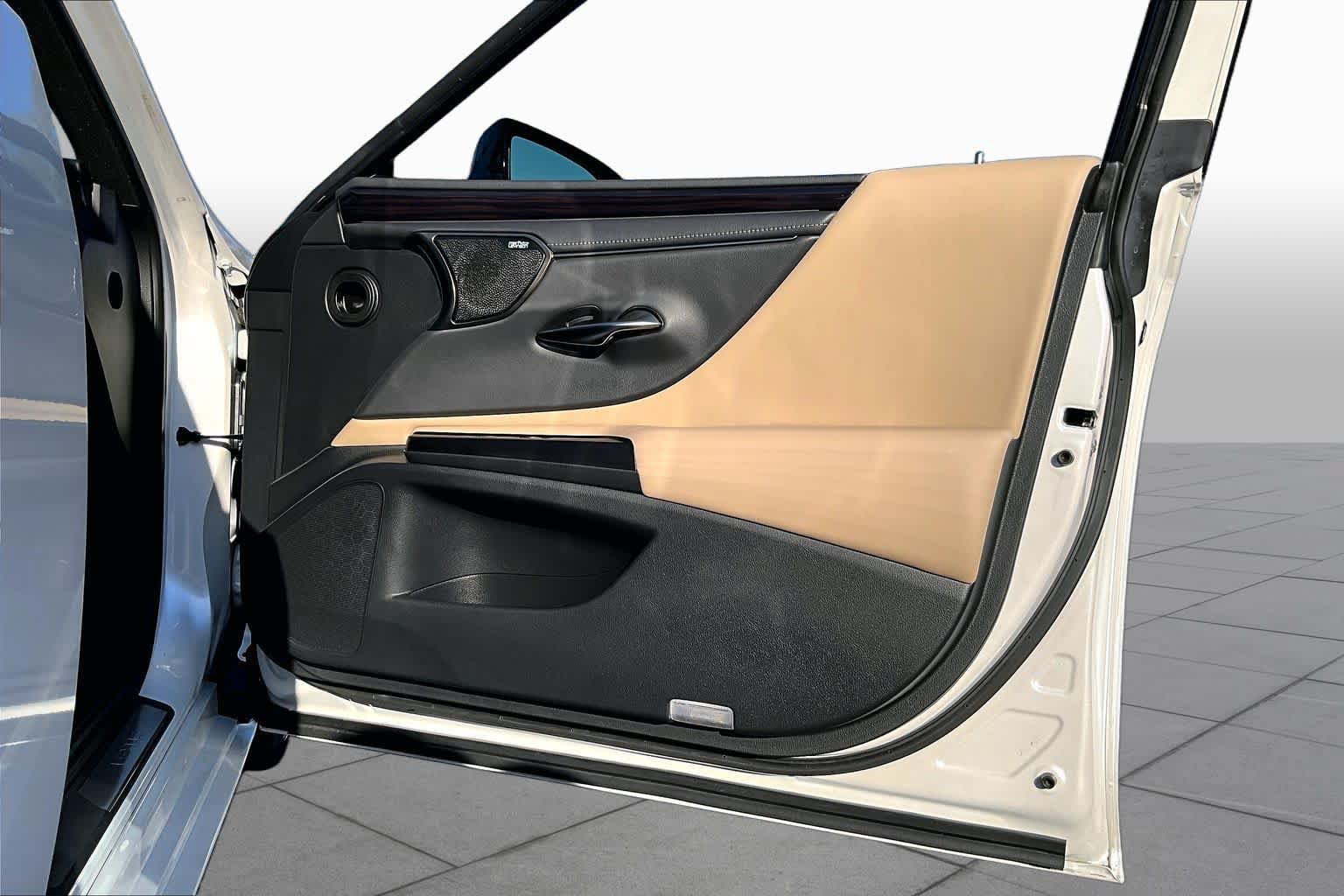Used 2021 Lexus ES 300h w/ Accessory Package FWD image 21