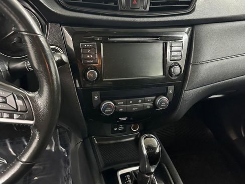 Used 2018 Nissan Rogue SV image 17