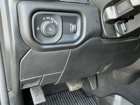 Used 2024 RAM 2500 Tradesman w/ Chrome Appearance Group image 17