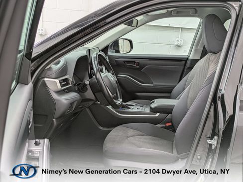Used 2023 Toyota Highlander LE AWD/4WD image 3