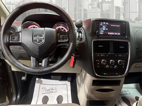 Used 2018 Dodge Grand Caravan SE w/ UConnect Hands-Free Group image 14