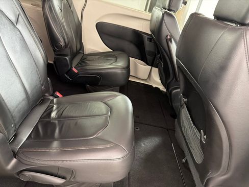 Used 2017 Chrysler Pacifica Touring-L FWD image 22
