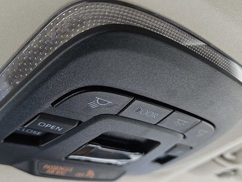 Used 2022 Toyota Corolla Cross XLE w/ Convenience Package image 16