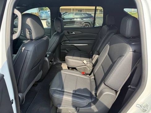 Used 2025 Chevrolet Traverse LT AWD/4WD image 4