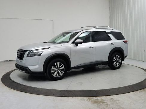 Used 2025 Nissan Pathfinder SL FWD image 4