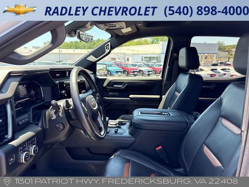 Used 2022 GMC Sierra 1500 AT4 w/ AT4 Premium Package AWD/4WD image 3