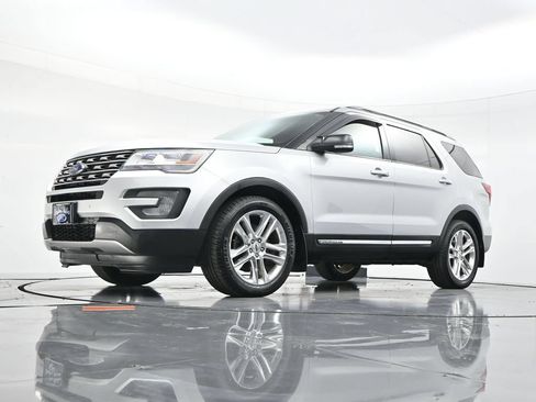 Used 2017 Ford Explorer XLT w/ Equipment Group 202A AWD/4WD image 45