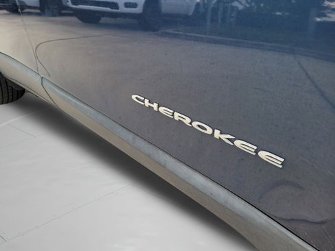 Used 2021 Jeep Cherokee Latitude FWD image 6