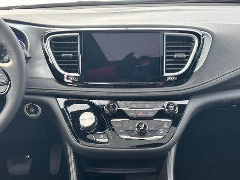 Used 2025 Chrysler Pacifica Limited image 13