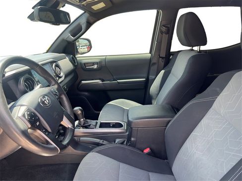 Used 2020 Toyota Tacoma TRD Off-Road image 10