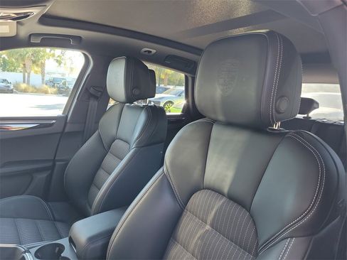 Certified 2025 Porsche Macan Turbo image 6