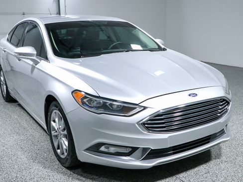 Used 2017 Ford Fusion SE w/ Fusion SE Technology Package FWD image 5