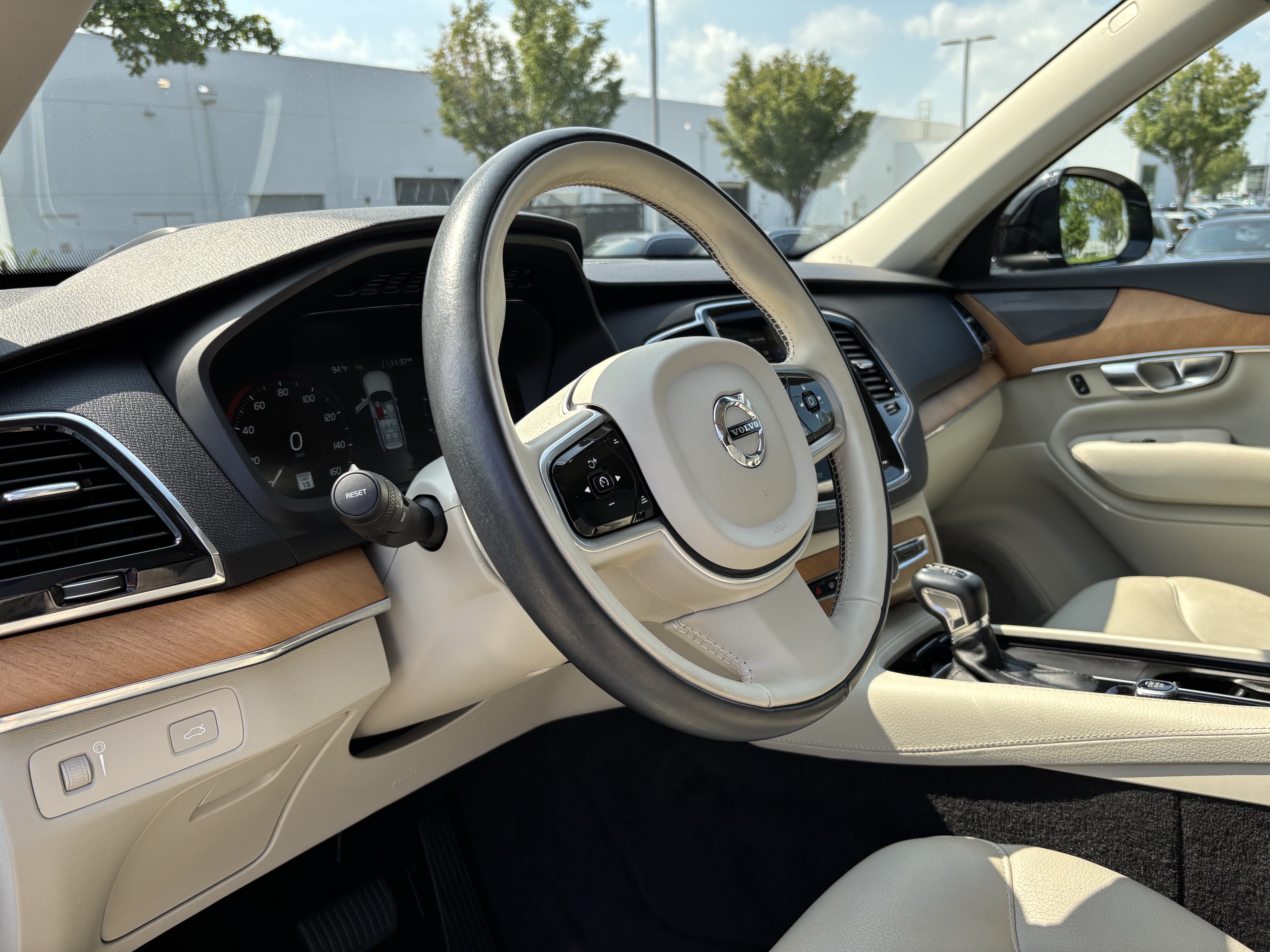 Used 2022 Volvo XC90 T6 Momentum w/ Advanced Package AWD/4WD image 16