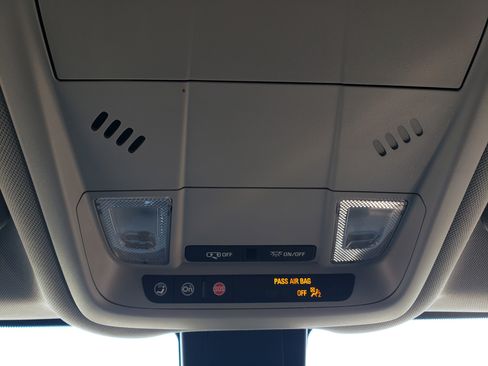 Used 2022 Chevrolet Equinox LT w/ Driver Convenience Package image 27