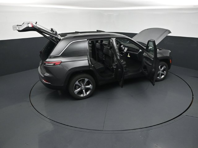 New 2026 Jeep Grand Cherokee Limited w/ Luxury Tech Group II AWD/4WD image 30