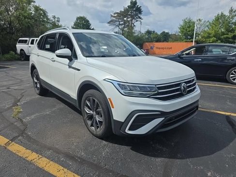 Used 2023 Volkswagen Tiguan SE w/ Panoramic Sunroof Package FWD image 1