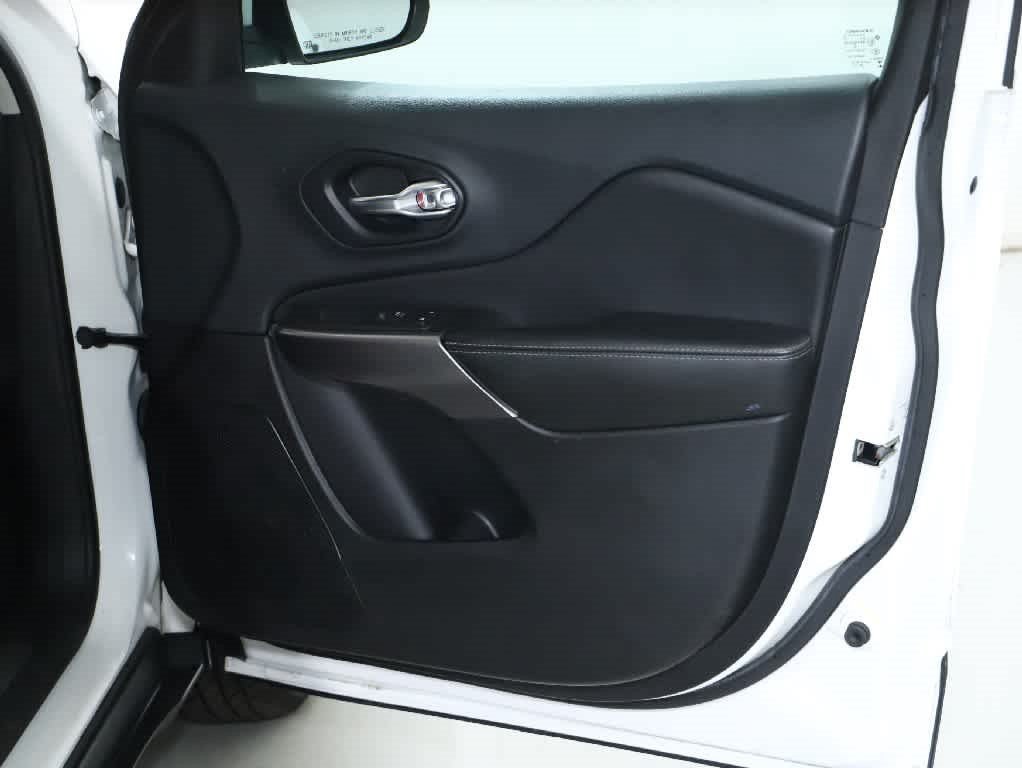 Used 2019 Jeep Cherokee Limited w/ Technology Group AWD/4WD image 34