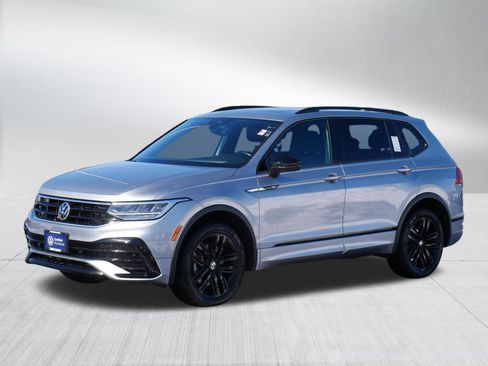 Certified 2022 Volkswagen Tiguan SE R-Line image 3