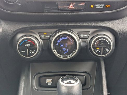 Used 2025 Hyundai Venue SEL image 24