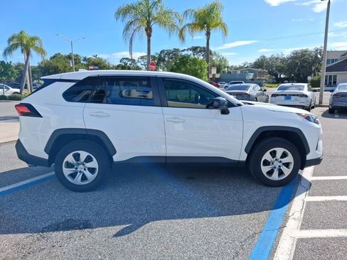 Used 2022 Toyota RAV4 LE FWD image 4