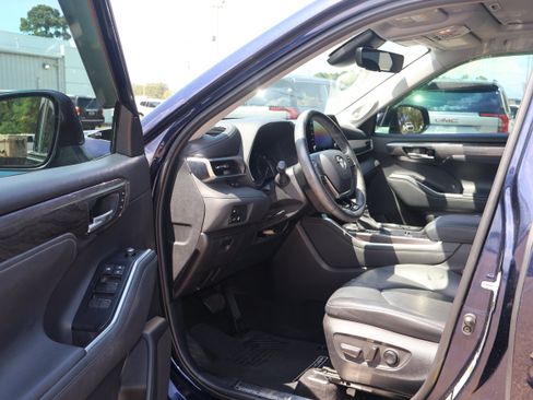 Used 2021 Toyota Highlander Limited FWD image 7