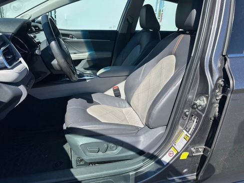Used 2018 Toyota Camry XLE image 9