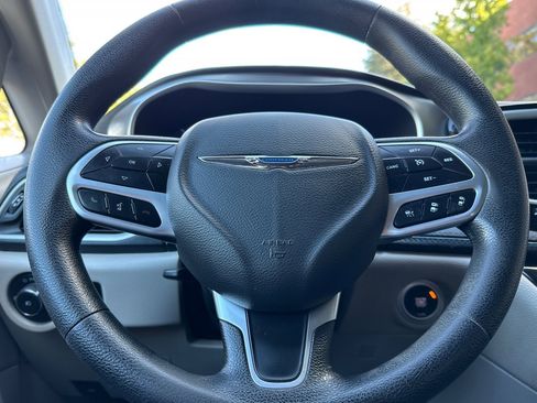 Used 2021 Chrysler Pacifica Touring image 23