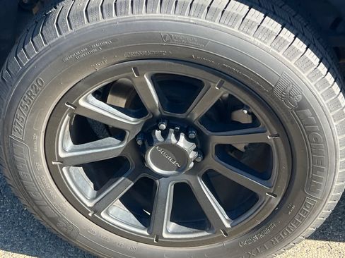 Used 2018 Chevrolet Suburban LT AWD/4WD image 17