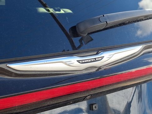 Used 2023 Chrysler Pacifica Touring-L image 32