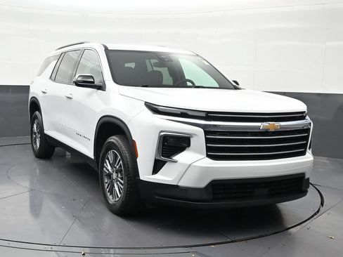 Used 2025 Chevrolet Traverse LT FWD image 8