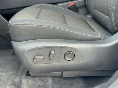 Used 2025 Chevrolet Traverse LT FWD image 16