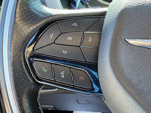 Used 2020 Chrysler Pacifica Limited w/ Advanced Safetytec Group FWD image 18