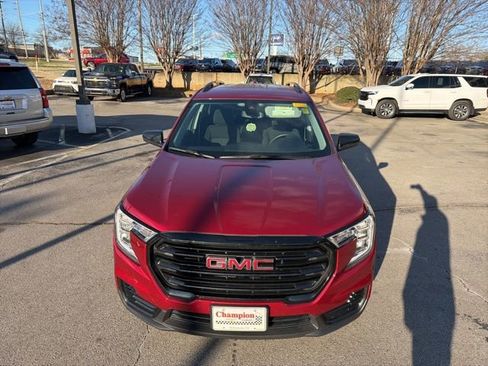 Used 2024 GMC Terrain SLE w/ Elevation Edition image 9
