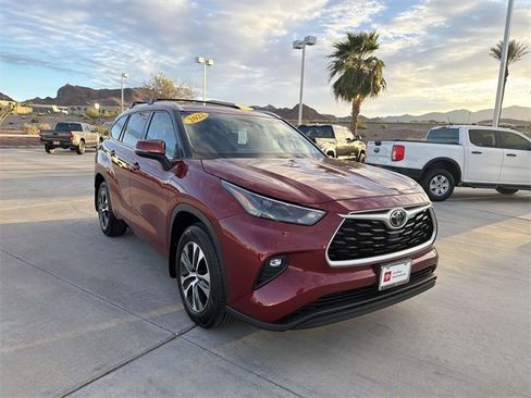 Certified 2022 Toyota Highlander XLE image 3