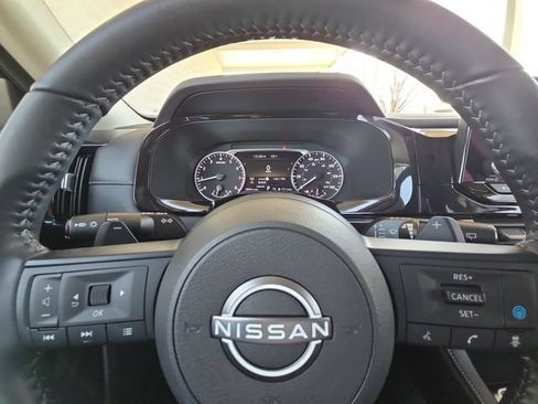 Used 2025 Nissan Pathfinder SV FWD image 25