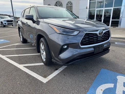 Used 2022 Toyota Highlander LE image 3