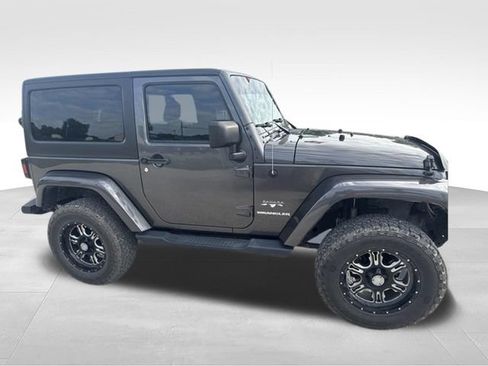Used 2017 Jeep Wrangler Sahara w/ Connectivity Group AWD/4WD image 35