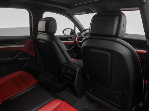 Used 2025 Porsche Cayenne S image 26