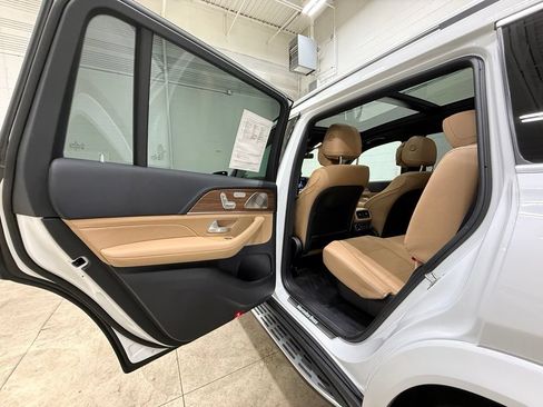 Used 2025 Mercedes-Benz GLS 580 4MATIC image 38